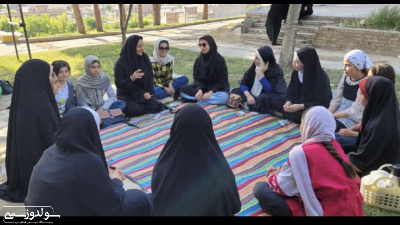 دختران در سن نوجوانی بسیار حساس هستند